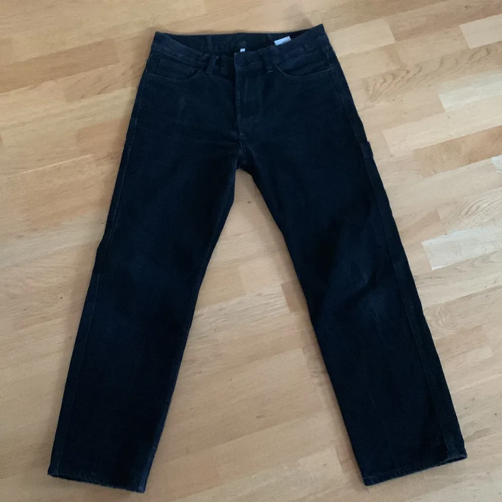 Sweet SKTBS Raka Jeans Svarta, skate jeans 7/10 bra kvalitet. Storlek S. Nypris 700 kr, säljs för 300 kr + 62 kr (frakt om det behövs) Möts i Stockholm📍Tar endast Swish!. Jeans & Byxor.