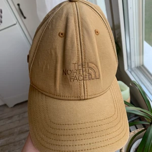 oanvänd north face keps - köpte denna snygga keps på tradera, men har aldrig använt den då den inte passade min huvudform :( den är dock one size och går att justera!