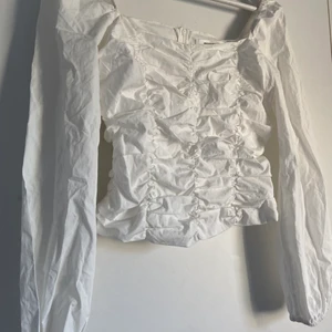 Supersöt vit topp  - Har dragkedja där bak, öppet bröst. Supersöt! Tyvärr för liten för mih