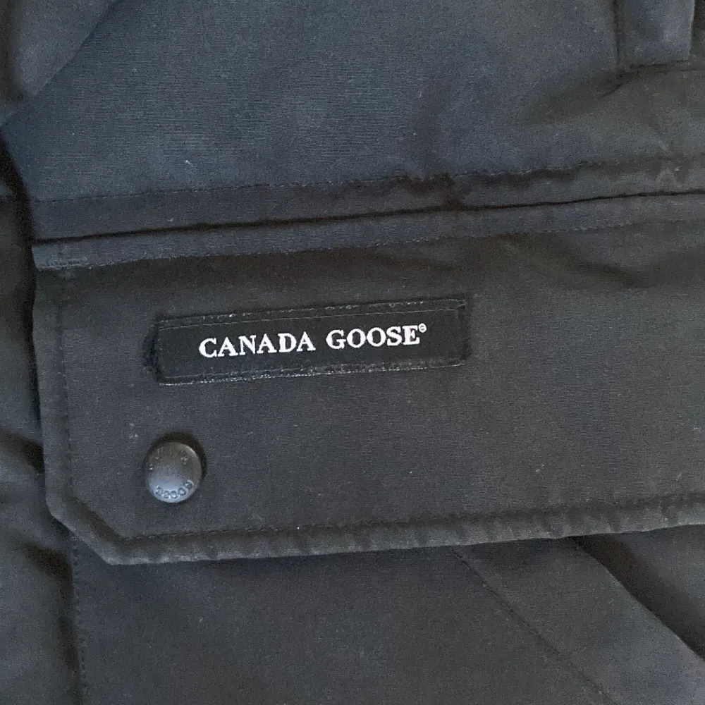 Canada goose jacka svart, äkta från johnells, storlek XL, för 2500kr, pris kan diskuteras, används några gånger. Några frågor skriv till mig. . Jackor.