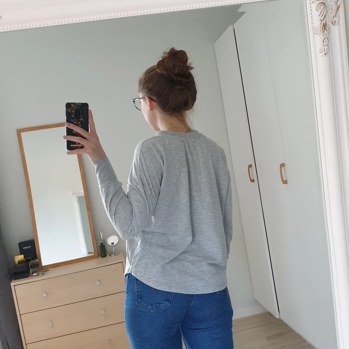 Grå långärmad tröja med tryck - 91