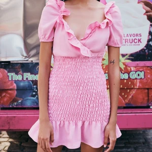 Rosa linne klänning ZARA  - Oanvänd klänning från zara med prislapp. Jätte gullig rosa färg även modellen på klänningen, perfekt på midsommar eller en solig date på stan 🌸🌺🌷🪷 i storlek L men liten i storlek. Har S/M i kläder. Köptes för 400kr