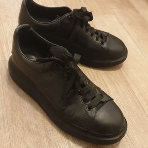 Svarta Alexander Mqueen S.41 Köp/byte - Storlek 41. Dessa är för små för mig därav har jag knappt använt dessa. Vill gärna byta mot några skor/kläder av liknande värde. Nypris är ca 4500kr men jag säljer dessa för 3000kr. Öppen för alla förslag