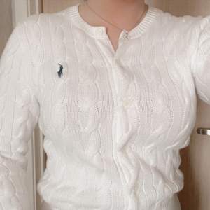 Stickad Kofta/tröja från Polo Ralph Lauren i storlek S, endast använd en gång så är som helt ny. Nypris 1500kr mitt pris 551kr