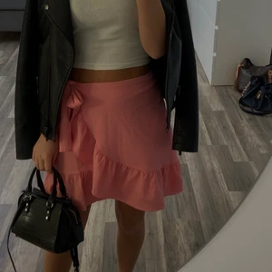 Rosa kjol - Säljer min fina rosa kjol med knytning i stl. S💞 knytningen går att ändra samt storleken i midjan💞