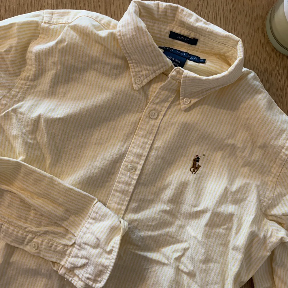 Äkta RL Skjorta vit/gul randig, använt fåtal gånger så nyskick! . Kostymer.