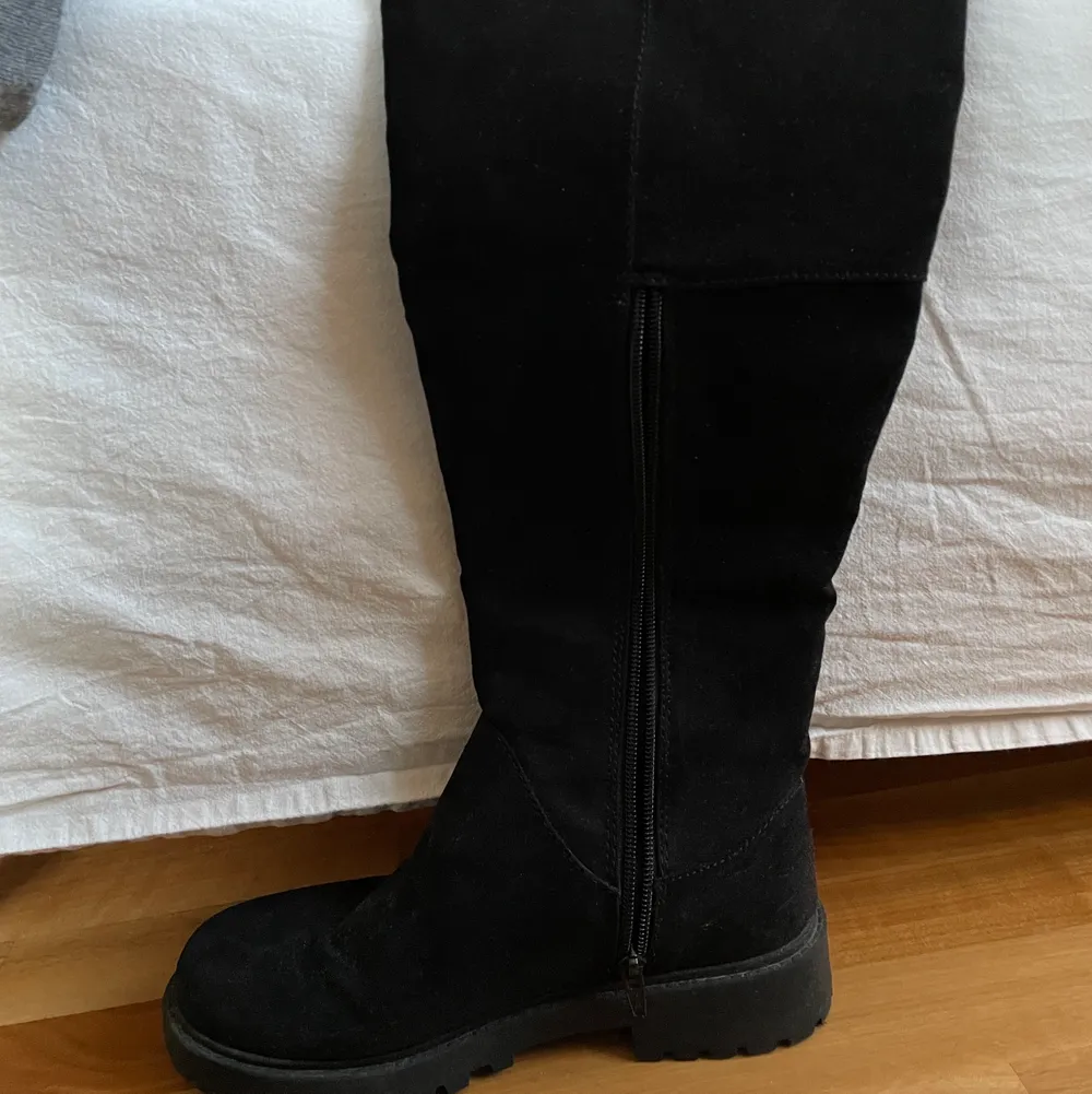 #boots som går strax över knäna, från H&M. Dragkedja på insidan av benet upp till ankeln. Storlek 39. Gjorda i ett konstmaterial som liknar suede.  Använda en handfull gånger.. Skor.