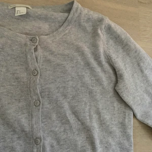 Grå kofta med knappar  - Säljer denna jättefina kofta ifrån h&m, köpt för ett tag sen och inte användt så mycket, typ 1-3 gånger💗 de är storlek S, kostnaden blir 78kr med frakt.🥰
