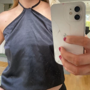Svart topp - Svart topp från ASOS! Storlek S/M, använd fåtal gånger men har spruckit lite i halsen! Pris: 180kr