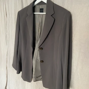 Grön kavaj/blazer - Jättefin grön kavaj/blazer i stork 42. Sitter fint oversized på mig som är en M. Aningen grönare än vad bilden visar.   150kr   Hämtas i centrala Norrköping eller skickas mot fraktkostnad. Betalas med swish. 