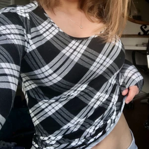 Långärmad tröja - Fin långärmad tröja i storlek XS, passar dock XS-M då det är ett väldigt stretchigt material. Framhäver formerna fint 💕