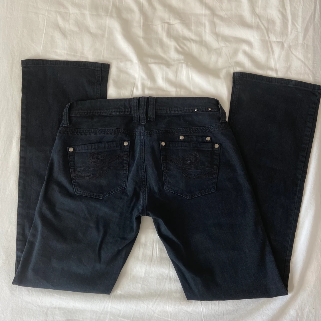 svarta lågmidjade bootcut jeans - 90
