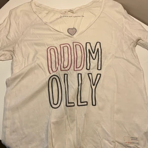 Odd Molly tröja - Hej! Jag säljer min fina odd molly tröja nu som har trekvartslånga armar! Väldigt fin & luftig nu till sommaren! Köparen står för frakten 🤍
