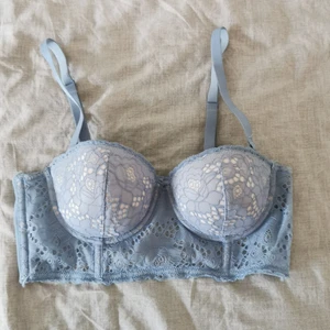 BH - BH använd någon enstaka gång frakt ingår i priset. Den är mer ljusblå och lite beige under spetsen, ser gråare ut på bilden