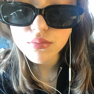 Solglasögon svarta - Solglasögon som jag inte minns vart dom är ifrån. Har för många så säljer flera (kolla min profil). Dom är helt svarta, skulle säga bra kvalitet. Och sitter skönt på. Frakt kan diskuteras.