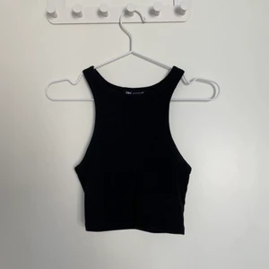 Svart linne - Svart croppat linne från Zara! Superfint!! Enbart provad.