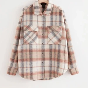 Skjortjacka - Superfin skjortjacka från Lindex. Den kommer tyvärr inte till andvändning längre. Köpte den för något år sedan och den är fortfarande i fint skick.🤞🏽❤️‍🔥👐🏽💋 sitter lite oversized, men är lagom i storleken.