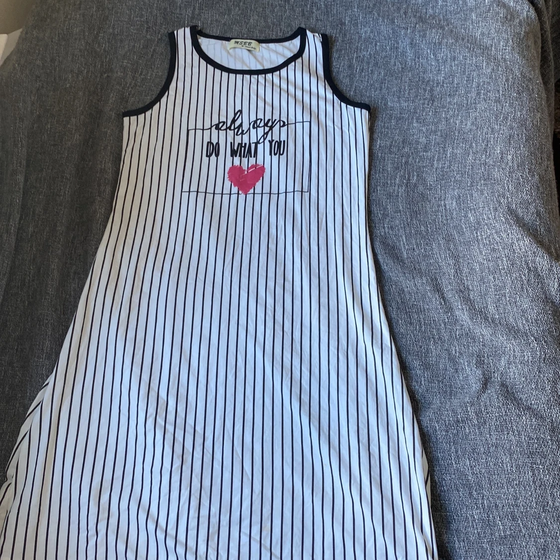 Vit randig klänning 