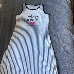 Vit randig klänning  - Klänningen är i storlek M, är aldrig använd då klänningar inte passar mig. Klänningen är väldigt kall och passar bra nu på sommaren. Kommer en bra bit under mina knäen då jag är 168. 