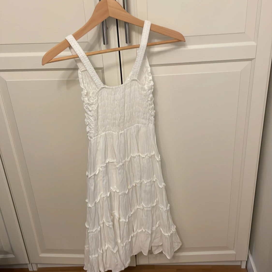 Vit blommig vit klänning från mango  - 90