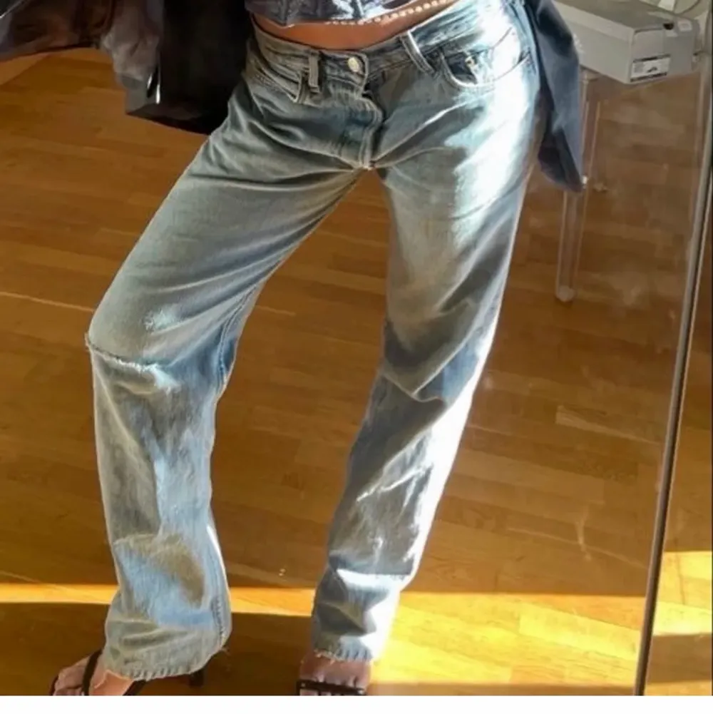 💕Lånade bilder från Alva Blomdahl💕 Perfekta jeans för sommaren! Sjukt snygga jeans från Levis i modellen 501, mid/lowrise, exakt samma som på bilden förutom hålet på knät.. Jeans & Byxor.