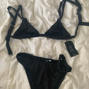 Svart bikini set - Säljer ett oanvänt svart bikiniset från nakd. Toppen är i stl XL och underdelen är i stl 40. 100kr och köparen står för frakten!🖤🖤🖤