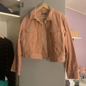 Jeansjacka - Jeansjacka från Gina tricot. Mancheaster tyg. 