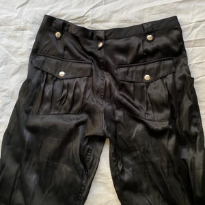 Cargobyxor - Sjuuuukt fina cargobyxor i typ silkesmaterial, tyvärr är dom lite för små för mig :( jättesköna nu till våren/sommaren. Står storlek 40 men skulle säga att dom är närmare en 38, dom är baggy i modellen