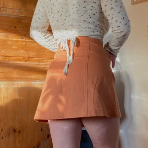 monki minikjol - storlek 36/38 ungefär, nästan aldrig använd🕺 skriv om du har frågor!