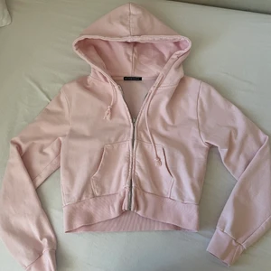 Rosa Brandy Melville hoodie - Gullig rosa hoodie från Brandy Melville.