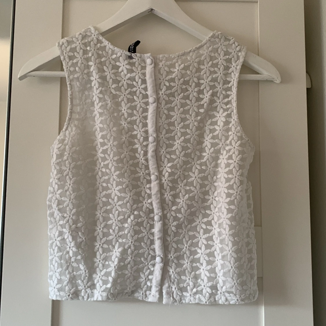 Vitt linne med ”öppen rygg” - 90