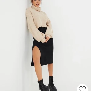 Ribbstickad kjol - Säljer nu men helt nya endast provade kjol och prislapparna kvar från Nelly som tyvärr inte var min grej. Skit snygg o perfekt nu till våren💓 skriv för privata bilder❤️ nypris 349kr plus att den är slutsåld på hemsidan 