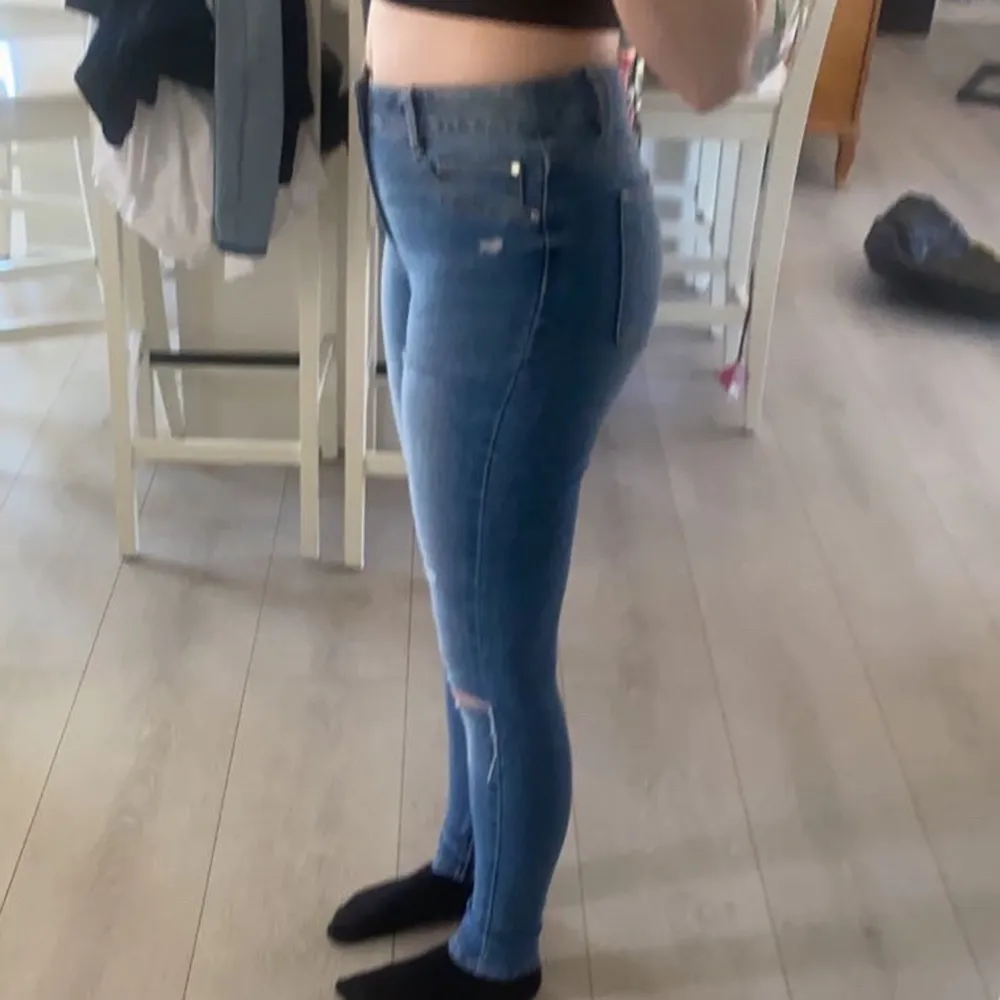 Säljer väldigt fina byxor från Cubus då jag inte använder skinny jeans längre. Jätte fina byxor och har varit i bra skick. Säljer för 70kr då jag köpte dom för 150kr. Kan mötas upp i Uddevalla och Munkedal annars står köparen för frakten.💙. Jeans & Byxor.