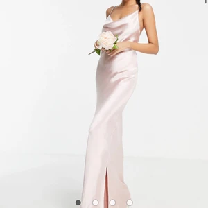 Ljusrosa balklänning - Säljer denna superfina balklänning då jag hittade en annan. Aldrig använt den och den har prislapp kvar, skriv för frågor eller privata bilder så löser jag det💕