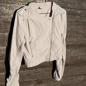 Kofta,jacka - Den är vintage och jag såg att många sökte denna jag köpte den för 400 från gina tricot den ger 90s vibe den är i väldigt bra kvalitet🥰👍💗