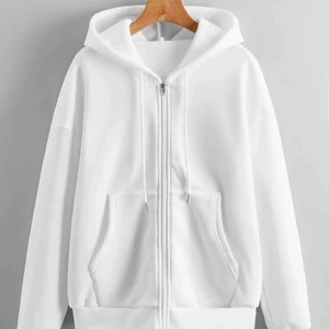 Vit zip-up - Har precis köpt denna vita huvtröjan men råkade beställa hem två stycken. Därför säljer jag den ena helt oanvänd för billigare pris. Koftan i säg är väldigt skön och fin. Pris kan diskuteras❤️