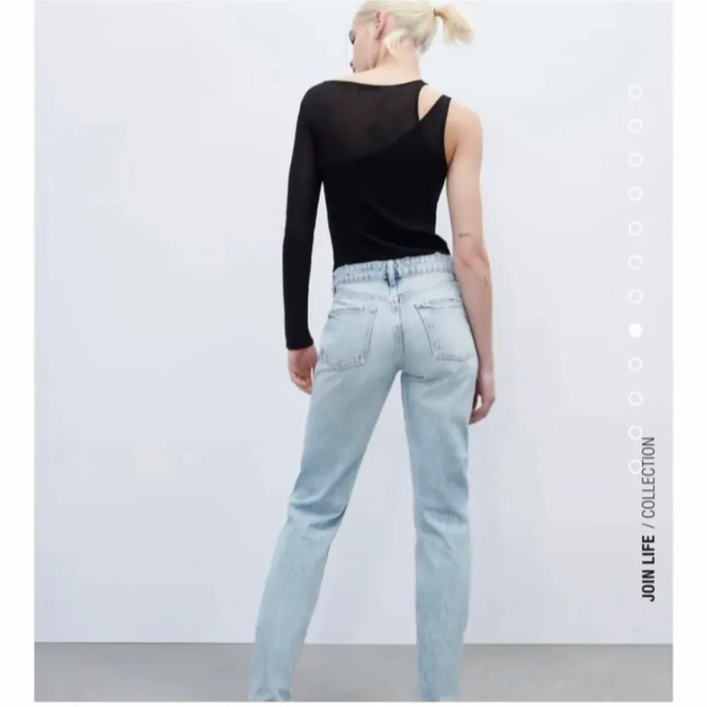 Zara jeans I modellen straight och mid waist. Storlek 38 på andra bilden (lånad bild)🤍 originalpris 349kr. Jeans & Byxor.