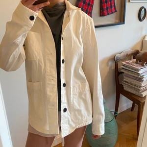 Vit denimjacka  - Så snygg denimjacka, perfekt nu till våren och sommaren! 