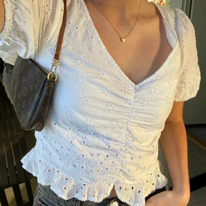 Såå söt blus/topp - Supersöt vit volangtopp, liten i storleken så skulle säga att det är en S kanske XS. Frakt 50kr 🌷