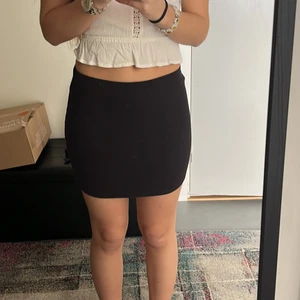 HM kjol - Vill sälja denna svarta HM kjol i strl 146/152 då den e för kort för mig ja e 166cm. Köparen betalar för frakten