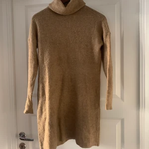 Stickad klänning Only - Stickad klänning från Only, superfin, blivit något luddig, se bild 2. Perfekt nu för höst/vinter! Är absolut öppen för prisförslag, kan mötas upp i Stockholm och det är bara att skriva för fler bilder!!
