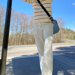 Linenbyxor - sitter lågmidjat och är perfekt längd för mig som är 172! Älskar dessa har fyra stycken skojjar inte. Perfekt till sommaren och dem är från samsoe samsoe så skitbra kvalité!!!! Orginalpris 1200kr