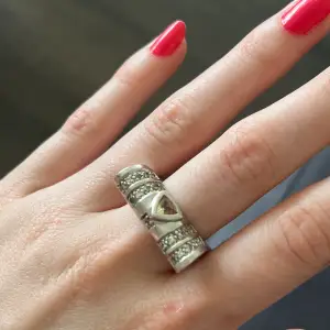 Skit cool sterling silver ring! Stl 18. Exkl frakt 14kr