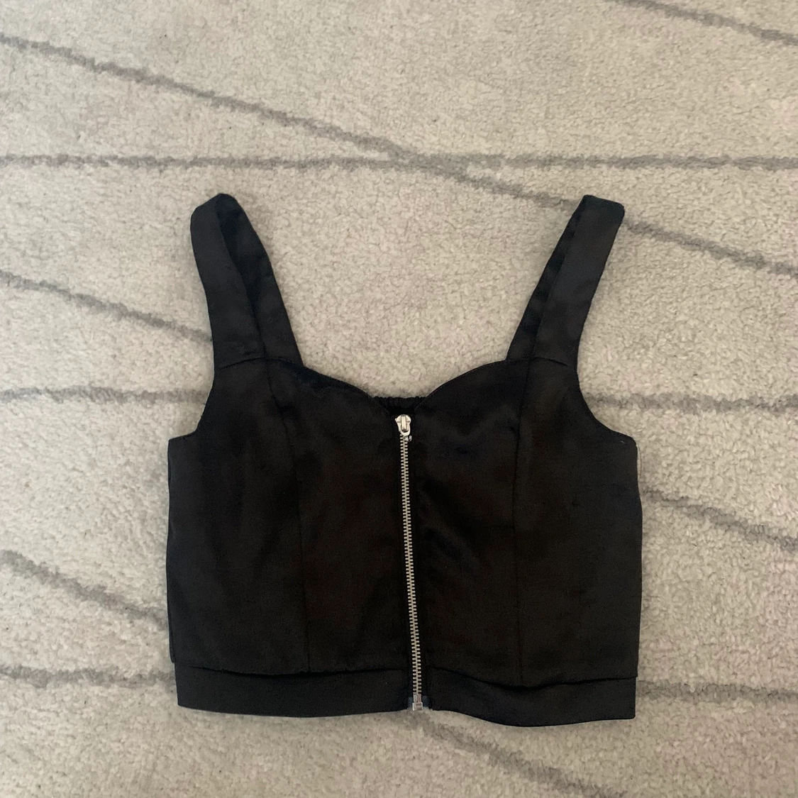 Jättefin topp i glansigt material