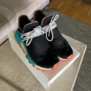 Adidas Human race 2018 - Säljer nu mina human race som jag haft ett tag nu men inte längre kommer till användning. Det är bra skick, lite smutsiga men försvinner lätt vid en tvätt. Köpt för ca 2 år sedan för 2000kr och storleken är us 9,5 eller 43 1/3, sitter som vanlig 43. Säljer dom för 950 exklusive frakt📦 