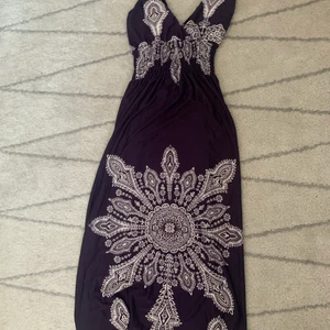 Jätteskön långlänning - Aftonklänning i satinliknande material. Toppskick och jättebekväm och sval. Inlägg vid bysten för support. Väldigt stretchig och passar S-XL