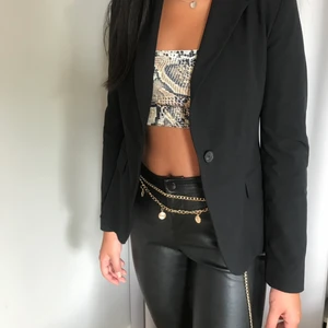 Svart blazer - Svart blazer/kavaj från Zara i storlek 38, sitter dock som en 36! Använd ett fåtal gånger så i bra skick