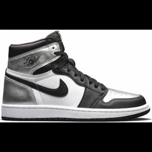 Jordan 1 Retro High silver toe - Säljer mina höga jordans som används sparsamt! Jätte sköna och fina men får knappt någon använding av de tyvärr! 