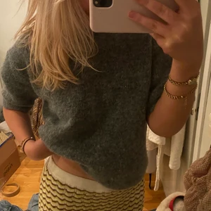 Stickad tshirt - Stickad tshirt från Lindex. Finns ej att köpa längre. Väldigt fint skick. Nypris 500 kr