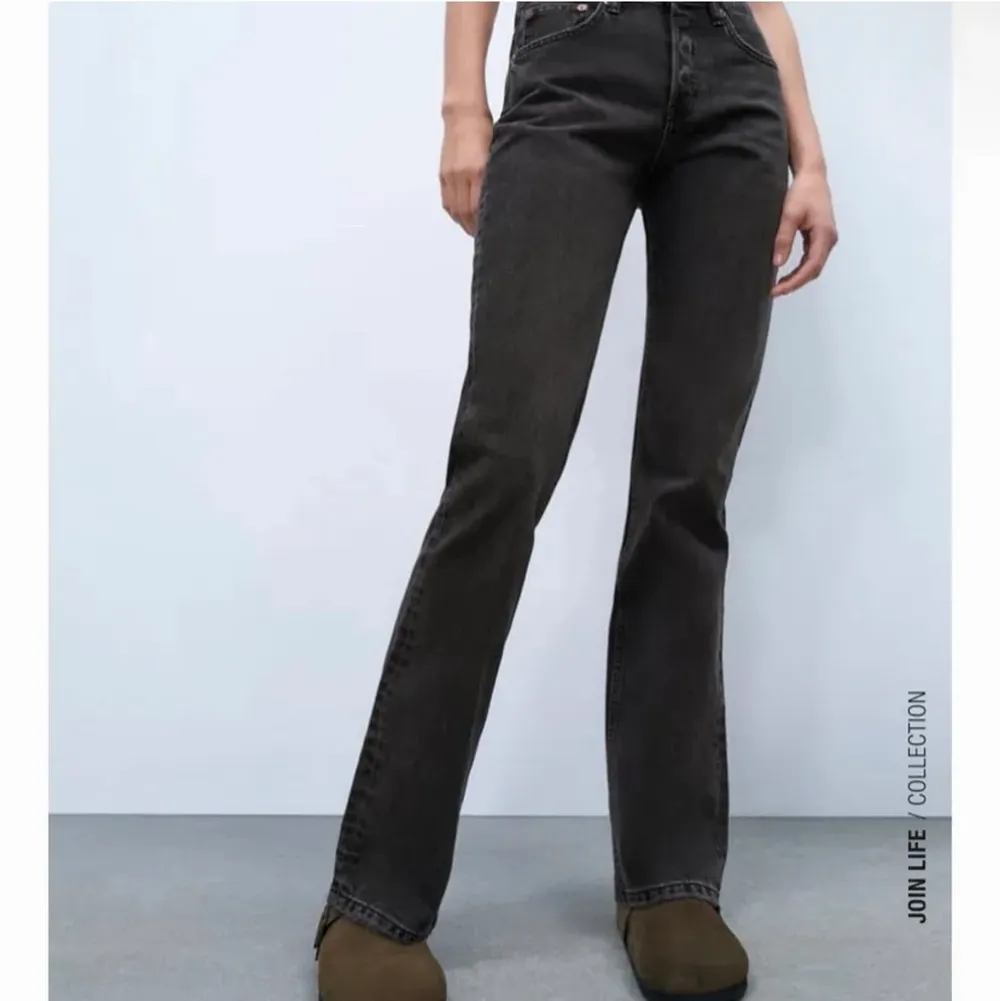 Ett par svarta midrise jeans från zara! Använda typ 3 gånger, så i väldigt fint skick:). Jeans & Byxor.